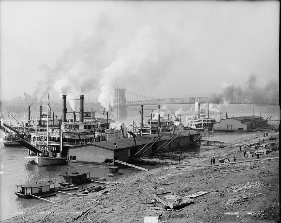 Along the levee in Cincinnati with steamboats. 1907.